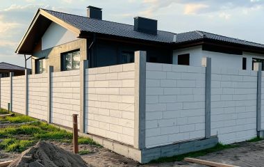 Забор из пеноблоков и пенобетона: преимущества и особенности постройки