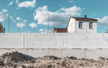 Стена из кирпича и газоблока: особенности и преимущества