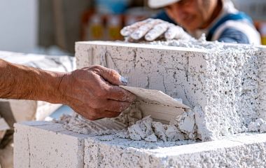 Клей для газоблока: цены 2025, расход на м² и что реально выгоднее — смесь или пена